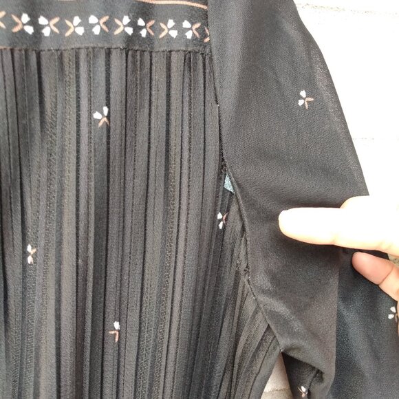 Elegant Black Midi Dress - Picture 14 of 16